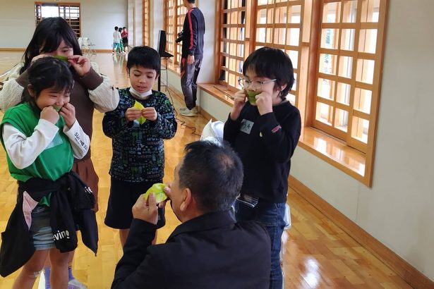 昔遊びで地域と交流　南大東小、お年寄りが伝授