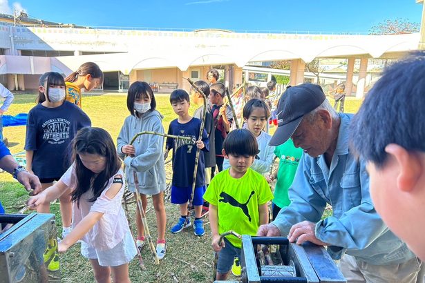 児童が村の産業学ぶ　今帰仁・兼次小で黒糖作り