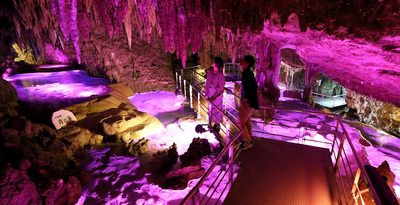 玉泉洞　ピンク色に染まる　バレンタインライトアップ　沖縄