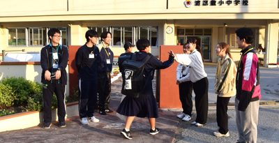 渡嘉敷で児童と交流　近畿大・西尾ゼミ学生１８人