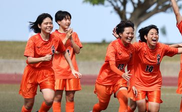 ボール追う　１人でも　久米島高サッカー部　糸数凪沙さん　仲間と駆ける喜びも