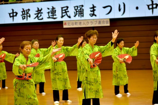 踊りで健康と生きがい　沖縄市で中部民踊まつり