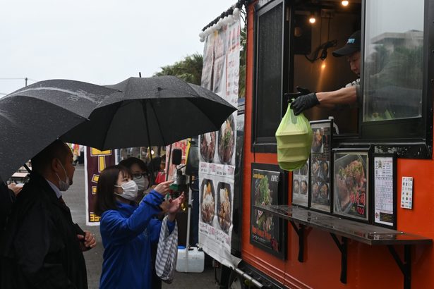 キッチンカー２０店並ぶ　沖縄市、「肉の日」イベント
