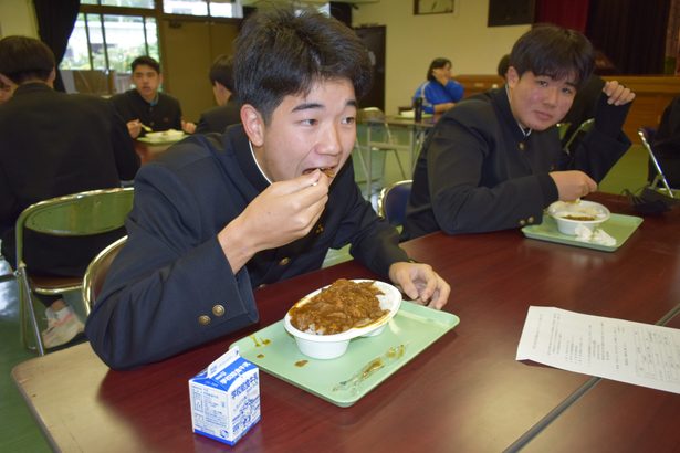 伊江中３年カレー堪能　「肉の日」、島の思い出に