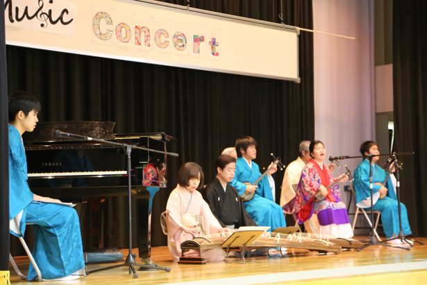 プログラム作成から構成・演出まで　自分たちで舞台作り　沖縄盲学校三線クラブ　演奏披露、観客も手拍子
