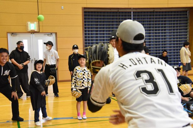 プロとキャッチボール　ロッテ選手、八重山特支訪問