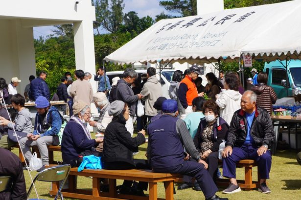 産業まつりで旧正祝い　恩納村・名嘉真区