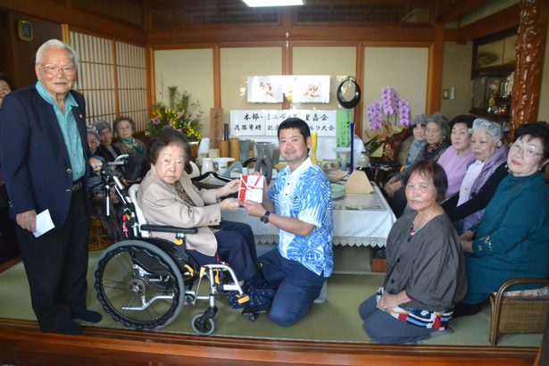 長年集めた花器４５点寄贈　読谷・渡口さん　本部の生け花サークルへ