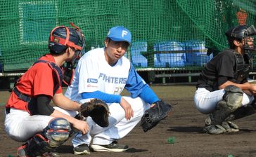 オーッ！プロ野球選手の“模範スイング”に大歓声　日ハム、野球少年たちに技を伝授　沖縄