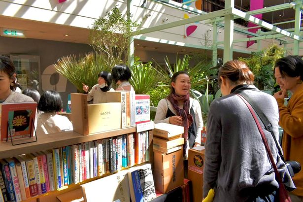 バザールに本好き集まる　沖縄市・プラザハウス　県内１０書店参加