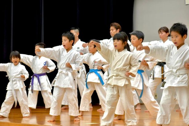 エイヤー　２００人勇壮に　中城体協が空手演武会