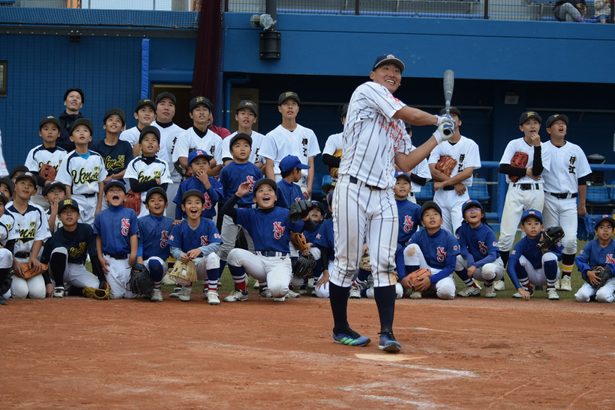 名門・日立野球部、伊江っ子を指導　豪快アーチ、変化球伝授も　沖縄