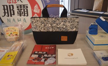 「OKARAちんすこう」と琉球紅型トートバッグ　那覇の物産で最優秀賞　沖縄
