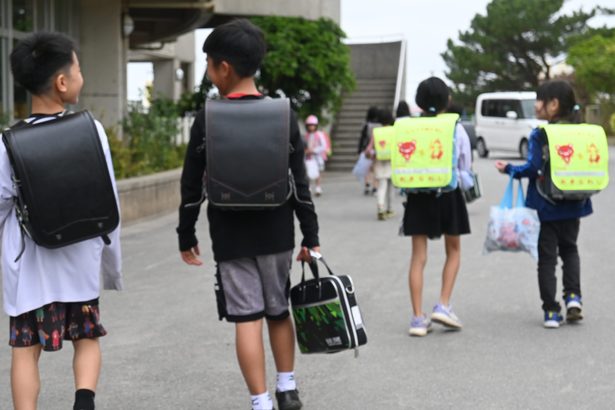 「ランドセルでなくてもいいよ」沖縄市の山内小が保護者へ通知　子どもの体や金銭負担を考慮　　