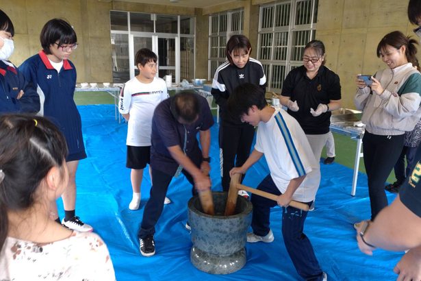 高校合格願い餅つき大会　うるま・津堅小中　受験生「粘り強く頑張る」