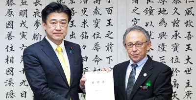 知事、うるま訓練場「白紙に」　防衛相、撤回に否定的　沖縄で初会談　辺野古中断も要請