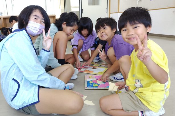 伊江・西小、次年度の入学控え　園児と小学生が交流