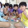 伊江・西小、次年度の入学控え　園児と小学生が交流