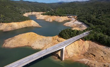【動画あり】乾く“水がめ”…県内で2番目に大きい「大保ダム」、地肌があらわに　沖縄