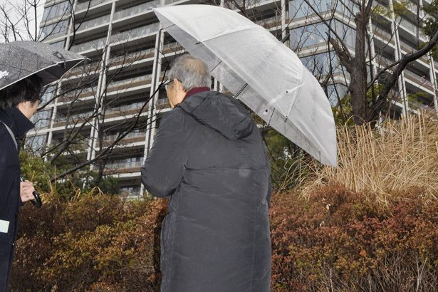 転換　経済の実相〈上〉　都市部と地方、格差鮮明　　バブル崩壊　企業戦士消える　　　