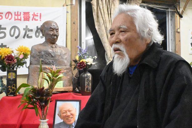 元毎日新聞記者、西山さんの胸像除幕式　一周忌に合わせ　沖縄、読谷の彫刻家・金城さん工房