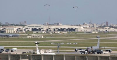 【動画あり】沖縄・嘉手納基地でパラシュート降下訓練　地元反対の中、４カ月連続の強行
