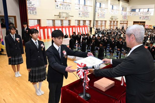 思い出と感謝を胸に　沖縄県内の公立中学校で卒業式　「一日一日が宝物」