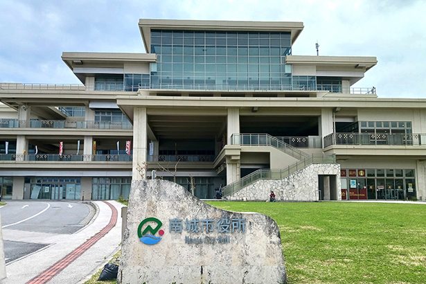 議場で「うそ」問われる資質　議会の監視能力に批判も　南城市長セクハラ疑惑　沖縄