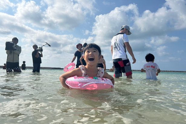 笑顔で初泳ぎ　石垣市の南ぬ浜町で海開き　沖縄