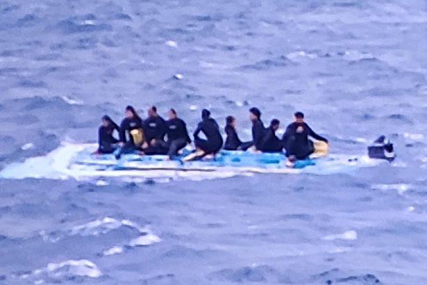 石垣市の沖合でボート転覆　救助待つ外国人客ら　10人全員の無事を海保が確認　沖縄【転覆から救助まで写真複数】
