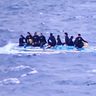 【速報】石垣市の沖合でボート転覆　救助待つ外国人客ら　10人全員の無事を海保が確認　沖縄【転覆から救助まで写真複数】