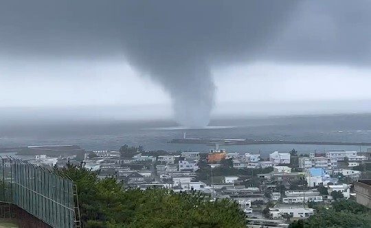 【速報・動画あり】沖縄・伊江島で竜巻か　激しい突風、ホテルのガラス割れる　気象庁が注意情報　