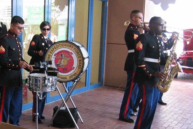 東村のつつじ祭りで米軍の音楽隊が演奏会　村議らが危惧　「素晴らしい演奏、だからこそ危険」　沖縄