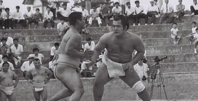 相撲教室で全日本大学選手権の団体優勝メンバーらに胸を貸す琉王（右）＝1971年5月31日、那覇市の牧志ウガン