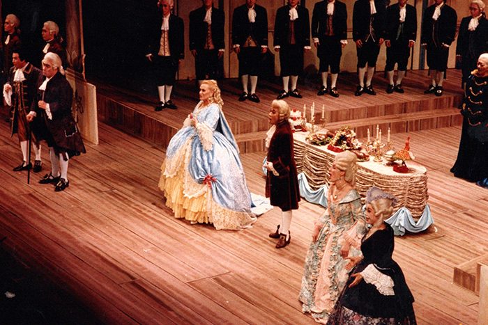 イタリアから帰国後、藤原歌劇団で主役に抜てきされたオペラ「チェネレントラ」の舞台風景。中央が五郎部さん（提供写真）