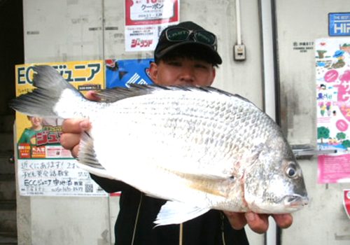2月28日、泡瀬海岸で47センチ・1．77キロのチンシラーを釣った仲宗根優澄さん