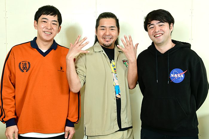 「てんたか」ライブ初回のMCを務めた3人。左から松田しょうさん（よしもと沖縄）、TOMOKIさん（オリジン）、山城みなとさん（FEC）