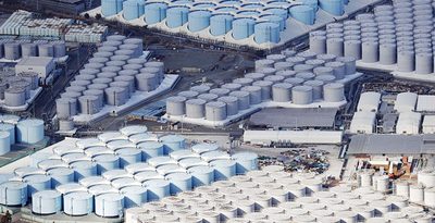 東京電力福島第1原発の敷地内に並ぶ処理水の保管タンク＝2月11日（共同通信社ヘリから）