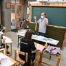 沖縄で全国初の「私立夜間中学」が4月に開校　珊瑚舎スコーレ　県が正式認可、公的な学歴に　「やっと始まる」喜びの声