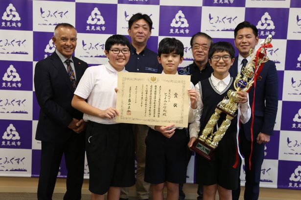 とよみ小児童そろばん日本一　豊見城　前原、島袋、平田さん優勝報告