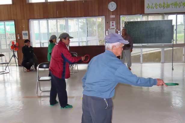 健康増進で輪投げ挑戦　西原・小波津自治会でミニデイ