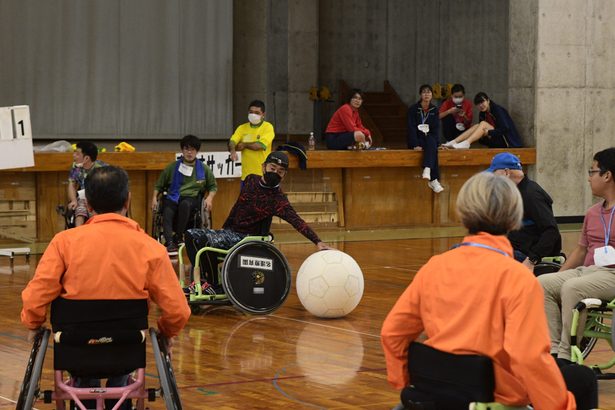 車いすサッカー楽しむ　名護、障がい者スポーツ大会