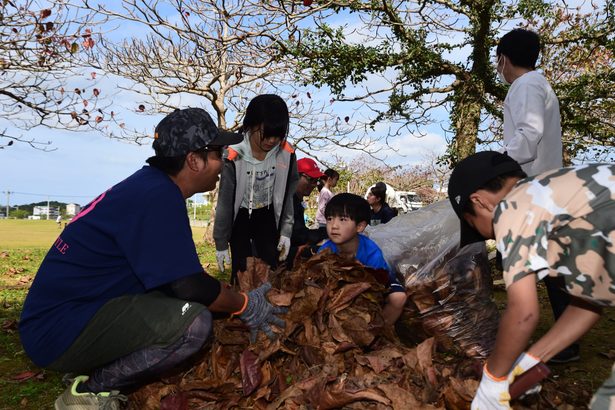 伊差川公園きれいに　名護、ＦＣカルチャーの子ら