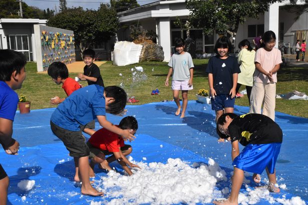 多良間に雪　笑顔と歓声　北海道赤井川村から５００キロ届く