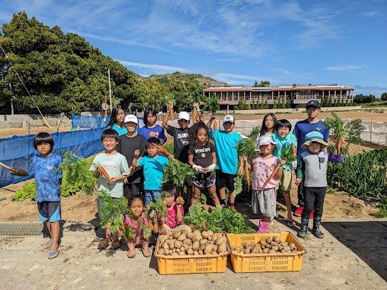 島の野菜の収穫楽しむ　渡名喜村学力推進協