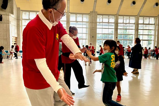 世代超え踊りで交流　中城、民踊レク部と津覇小