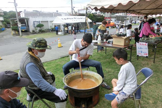 八重瀬、ぐしちゃん白水祭り　黒糖や竹馬作り体験