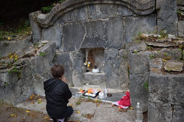 あの世の正月、家族で墓前に　重箱供え手を合わせ　渡嘉敷で十六日祭　沖縄