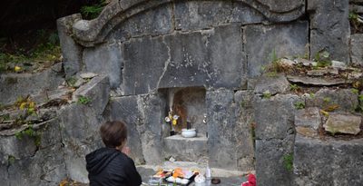 あの世の正月、家族で墓前に　重箱供え手を合わせ　渡嘉敷で十六日祭　沖縄