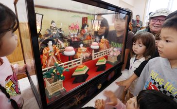 ひな人形「かわいい」　こども園に人形愛好家の瀬長さん贈呈　大宜味　沖縄